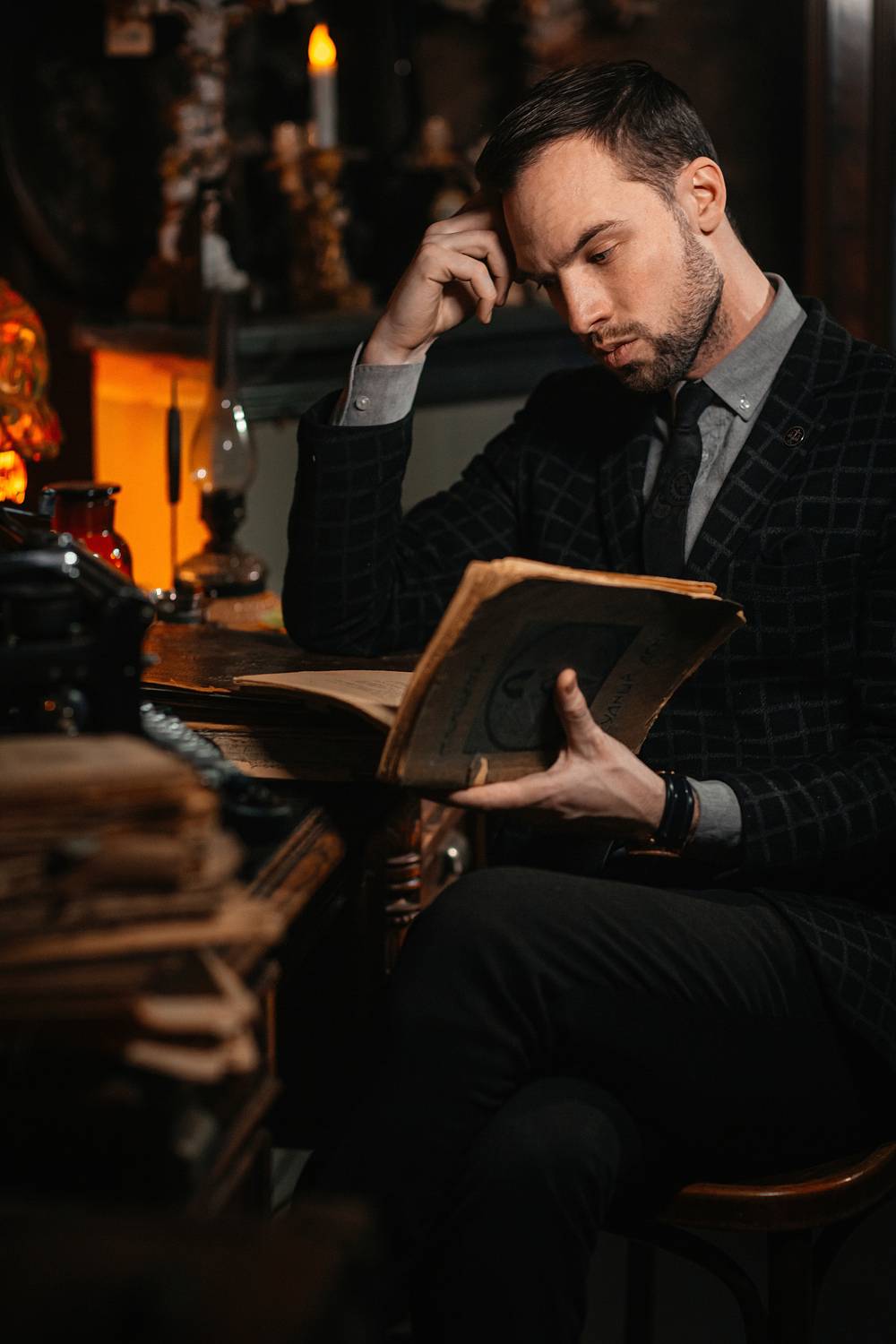 мужчина, кабинет, чтение, рукопись, лайстайл, Плешков Алексей