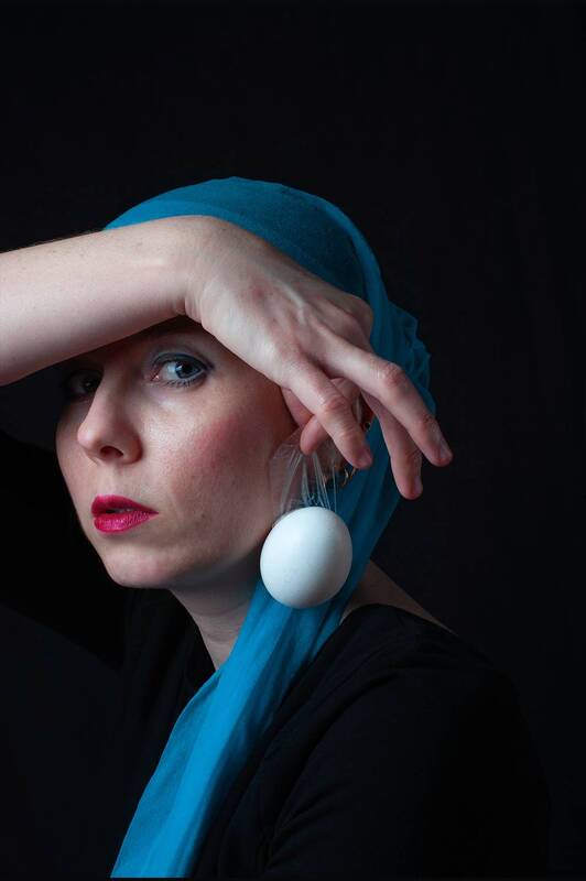 Девушка с яичной серёжкой фото превью