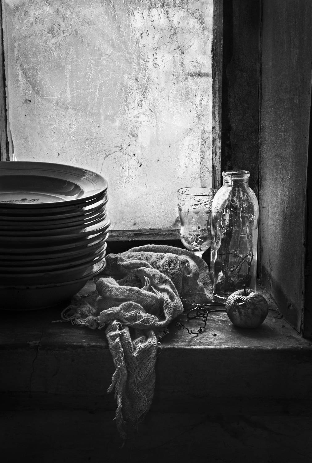 натюрморт, монохром, окно, посуда, чёрно-белый, настроение, межсезонье, still life, black and white, Буглак Инна