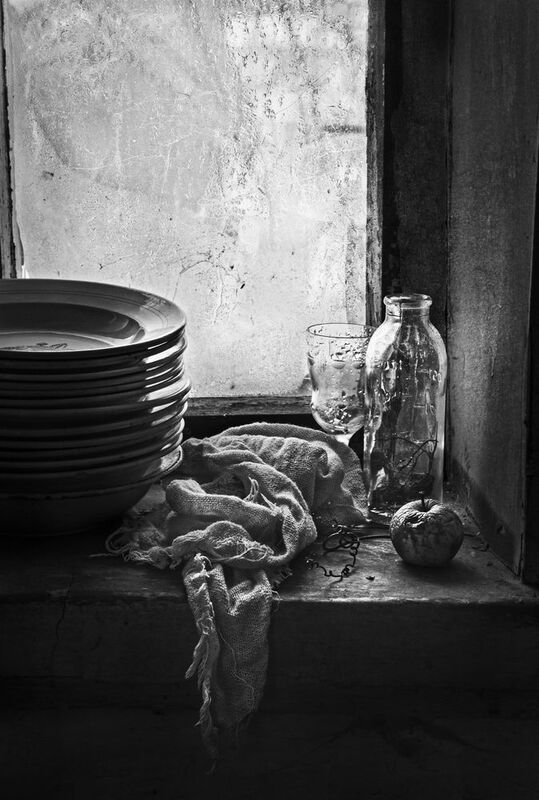 натюрморт, монохром, окно, посуда, чёрно-белый, настроение, межсезонье, still life, black and white Сумерки в старом доме фото превью