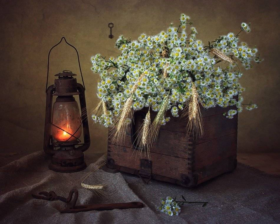 натюрморт, ящик, букет полевых цветов, ключ, фонарь, крючок, накладка, Ирина Приходько