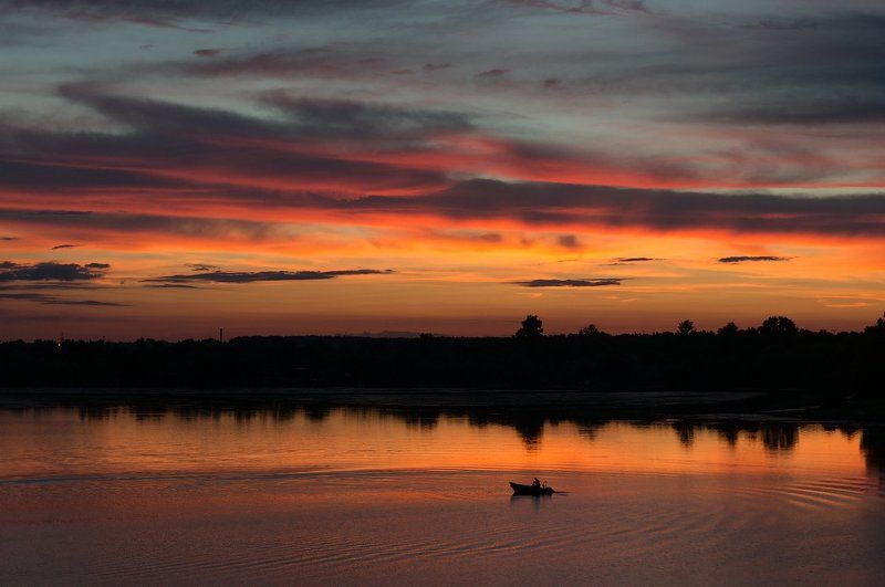 Долгопрудный закат лодка клязьма река подмосковье силуэт Россия Закат на реке Клязьма в Долгорудном фото превью