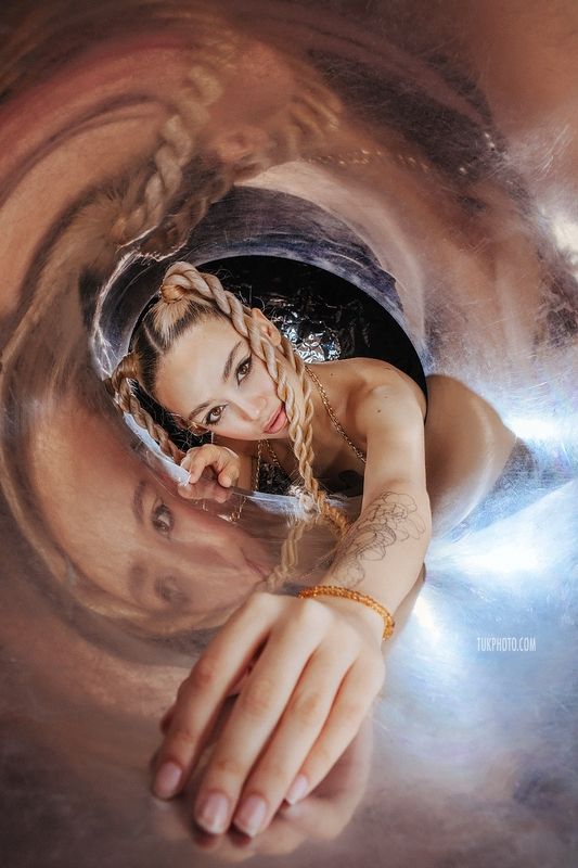 студийная фотография, джинсы, креативная фотография, необычные позы, идеи для съемки, фотопозирование, фэшн фотография Отражения фото превью