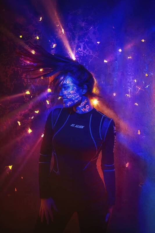 женский портрет, портрет, жанр, неон, ночь, цвет, движение Space vibe фото превью