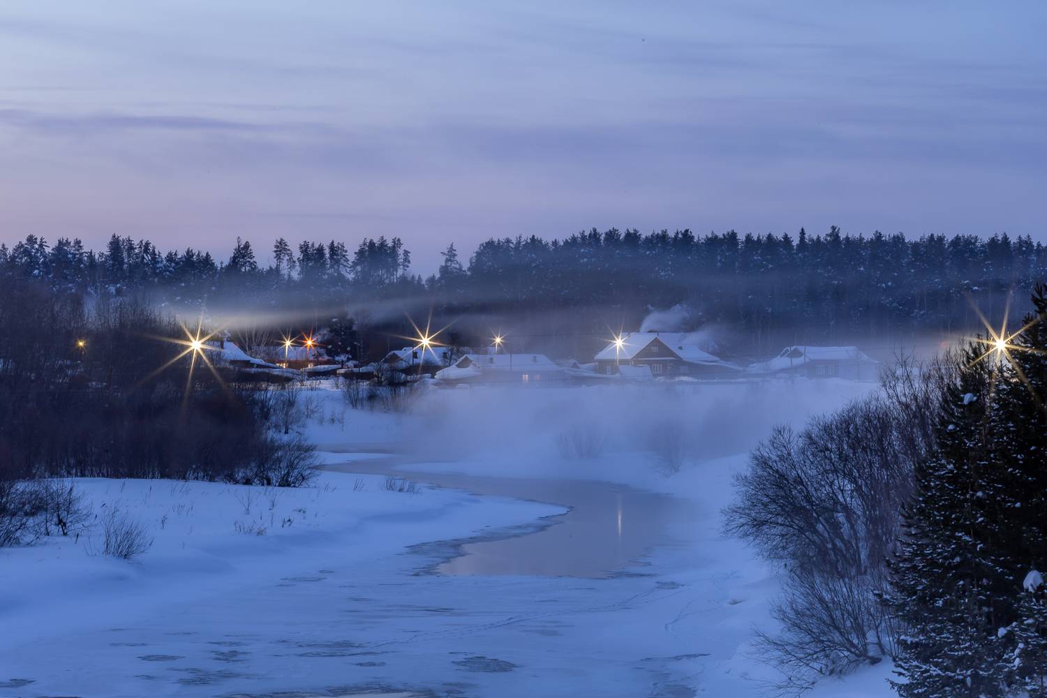 вечер, зима, туман, река, киров, Вятка, деревня, снег, сумерки, крыши, фонари, лес, берег, лед, Панагушин Сергей