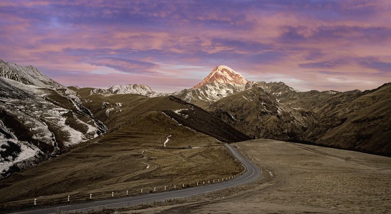Грузия, Казбеги, Степанцминда, гора Казбек В горах Грузии фото превью