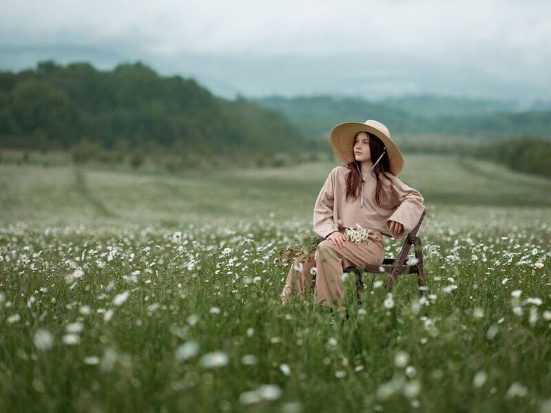 детский портрет, цветущие ромашки, байдарская долина Цветочная долина фото превью