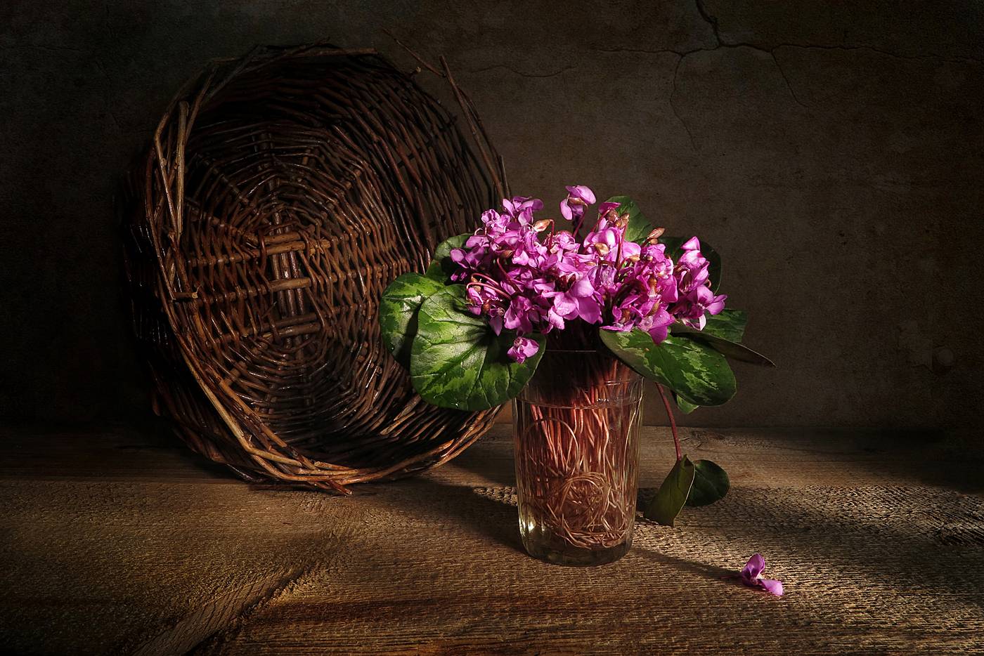 натюрморт, весна, корзина, фиалки, стакан, Алла Шевченко