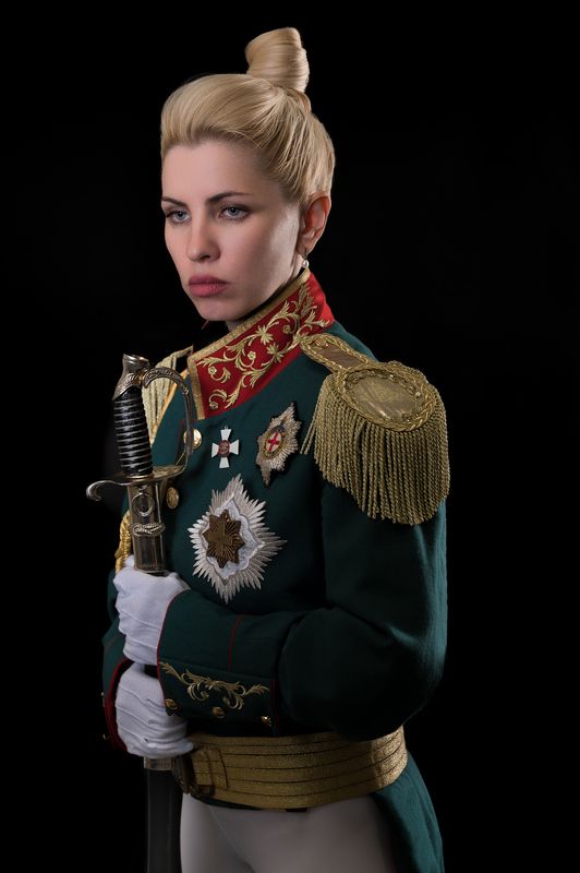 Девушка со шпагой фото превью