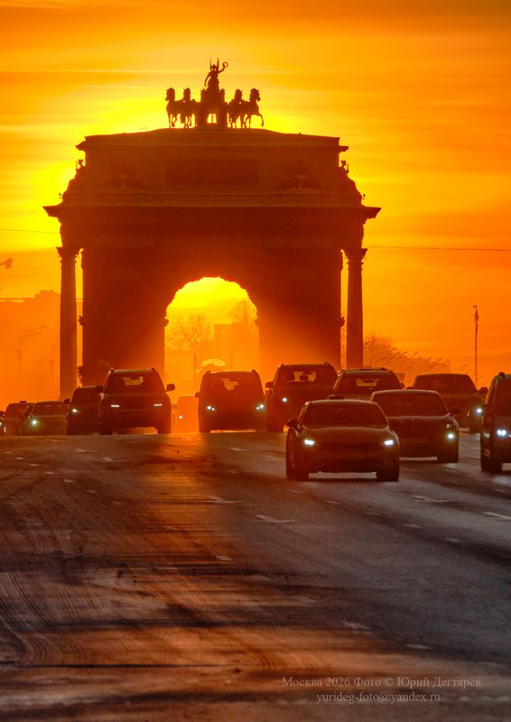 Москва, Кутузовский, проспект, Триумфальная, арка, закат, вечер, солнце, оранжевый, колесница Москва. Триумфальная арка на Кутузовском проспекте на закате солнца. фото превью