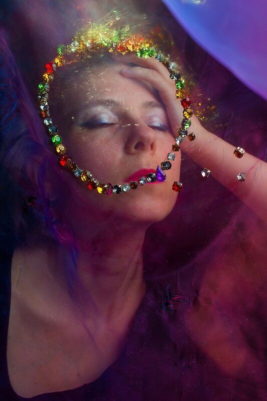 Камни на ткани. Смешанный свет фото превью