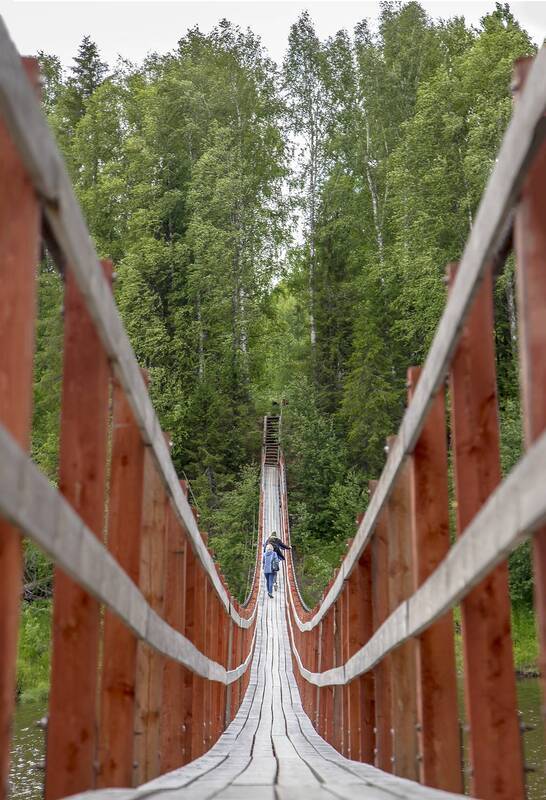 мост, подвесной, река, берег., лес. По новому мосту. фото превью