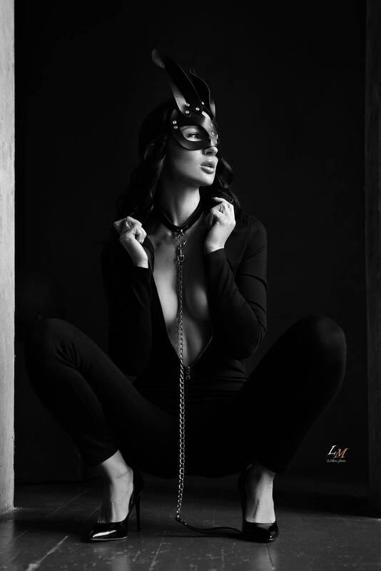 нуар, арт ню, художественное ню, черно-белая фотография, драматический свет, тень, маска, образ, пластика, линия, контраст, доминирование, визуальная метафора, кинематограф, cinematic mood, fine art, art nude, black and white, bw, авторская фотография, те По её правилам фото превью