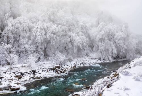 Зимнее утро на горной реке