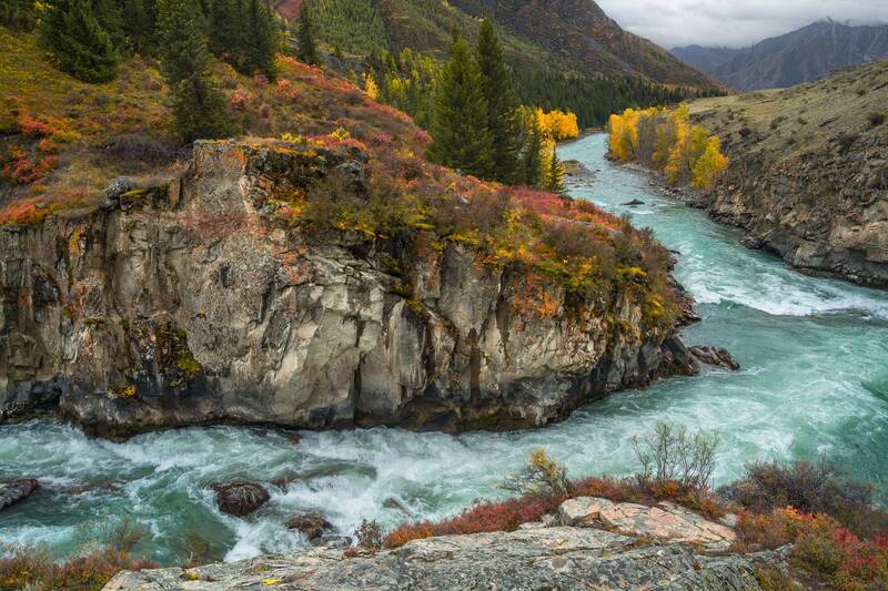 россия, горный алтай, горная река, осень Огибая утёс фото превью