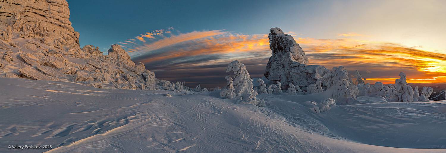 закат, закат на горе, шерегеш, скалы, верблюды, снег, иней, надувы, пихты, кедры, вечер, гора курган, горная шория, мороз, зима, сибирь, Пешков Валерий