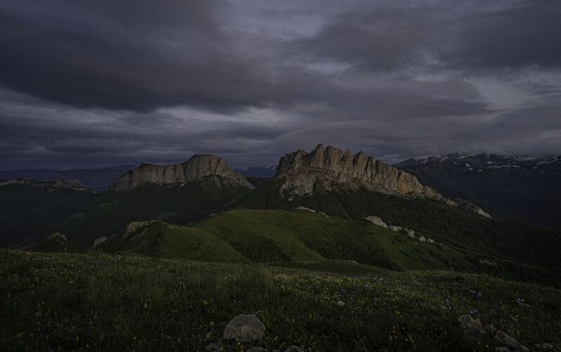 Россия, республика Адыгея, Чёртовы ворота, Восточный и Западный Ачешбоки, перевал Кондитерский, гора Асбестная Вечерело... фото превью