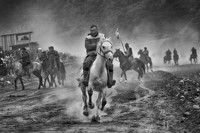 кок-бору, конные скачки, алтай, кочевники, традиции, всадники, центральная азия, национальные игры, черно-белая фотография, динамика, репортаж, пыль, борьба, азарт, kok-boru, horse racing, altai, nomads, traditions, horsemen, central asia, national games Дух великой степи / The Spirit of the Great Steppe фото превью