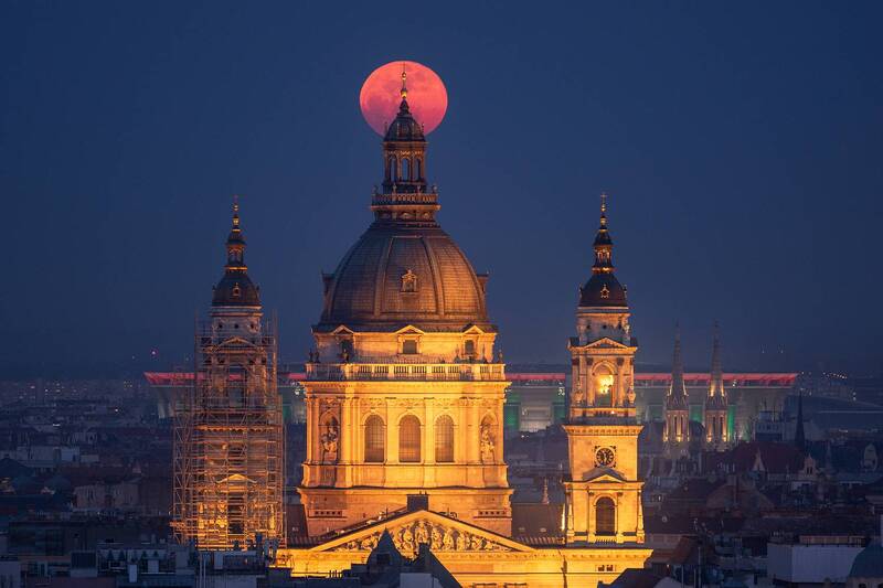 moon, moonrise, nikon, city, budapest, hungary, fullmoon, bloodmoon Moonrise over St. Stephen\\\'s Basilica фото превью