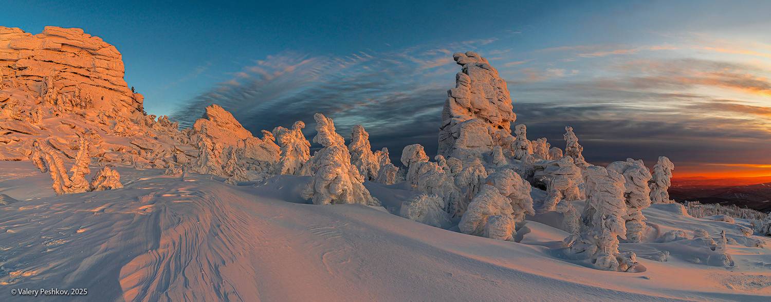 закат, закат на горе, шерегеш, скалы, верблюды, снег, иней, надувы, пихты, кедры, вечер, гора курган, горная шория, мороз, зима, сибирь, Пешков Валерий