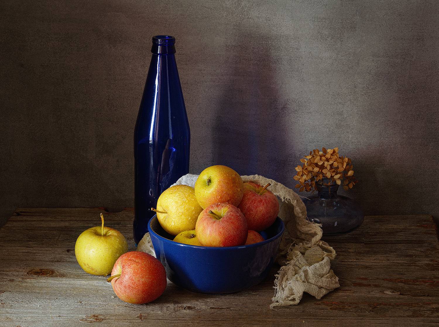 яблоки, тарелка, вазочка, бутылка, тряпка, гортензия, Алексей Бычков