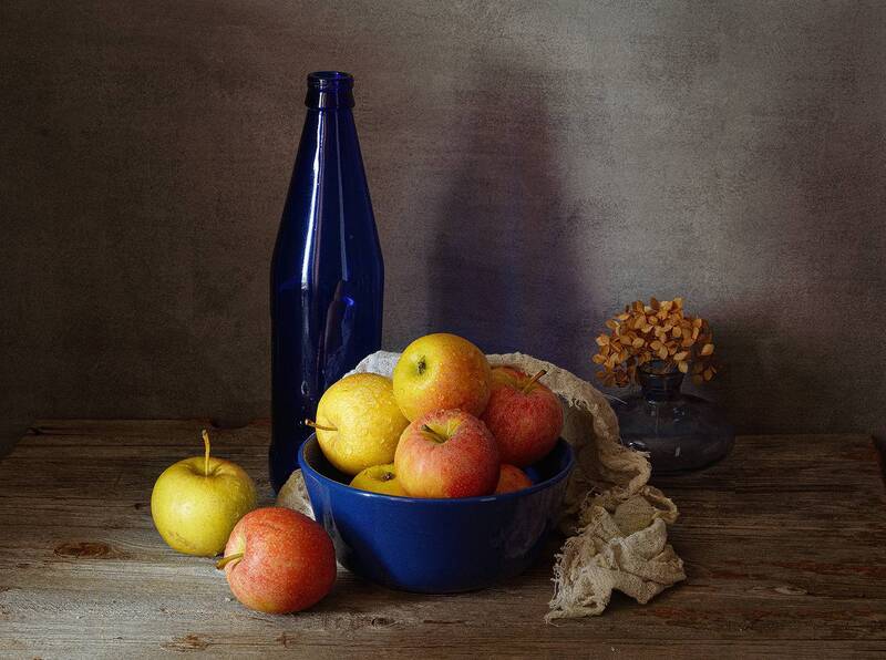 яблоки, тарелка, вазочка, бутылка, тряпка, гортензия  фото превью