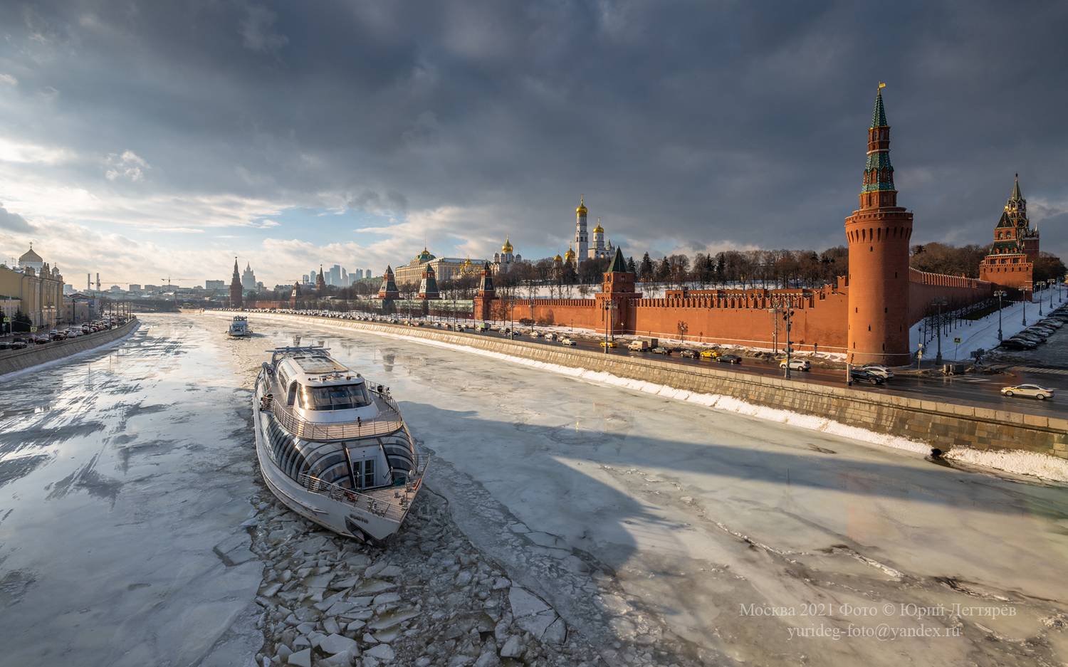 Москва, город, зима, река, льдины, теплоход, Московский, кремль, мороз, Юрий Дегтярев