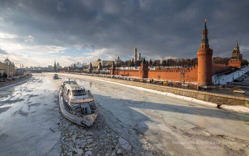 Сквозь льды. Московский Кремль и теплоход пробивающий себе путь.