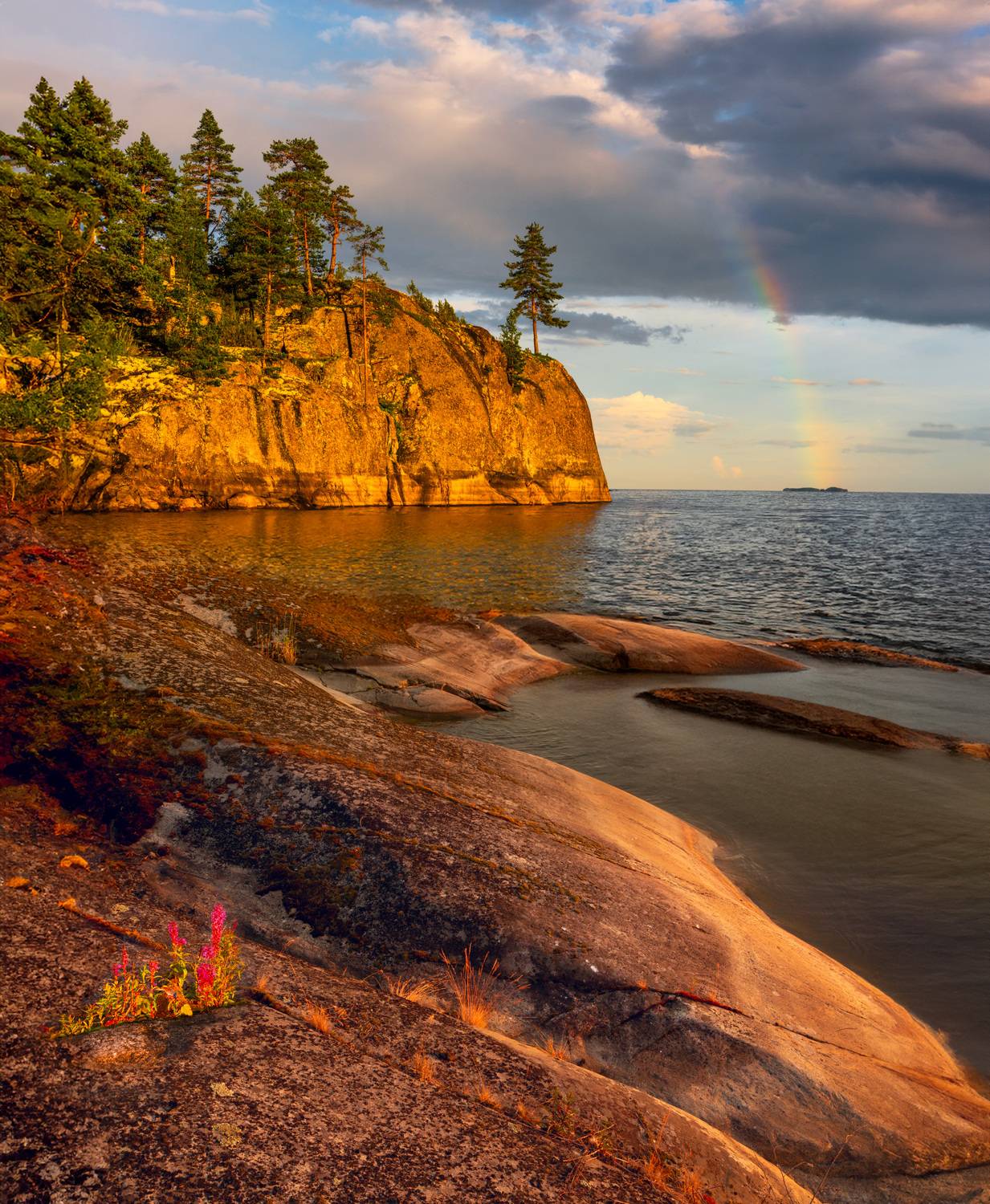 Фототуры с Владимиром Рябковым, И вот &mdash; надувная лодка, мотор, и мы вчетвером отправляемся на Ладогу. С, островов больше на севере Ладоги. Так мы, ничего не зная об этих краях. На причале, и вскоре Александр Васильевич, хозяин небольшого тихоходного суден, Владимир Рябков