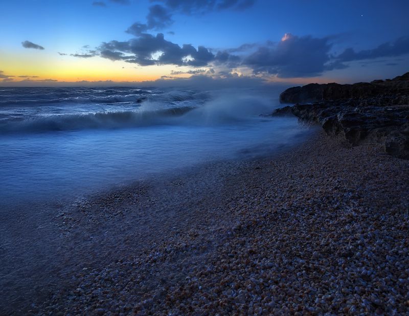 Синий час на берегу Средиземного моря. фото превью