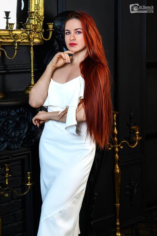 Когда белое платье встречает золото — и рождается вечная элегантность фото превью