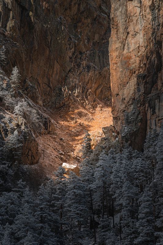 горы, зима, снег, лес, деревья, осетия, скалы Ворота в Нарнию. фото превью