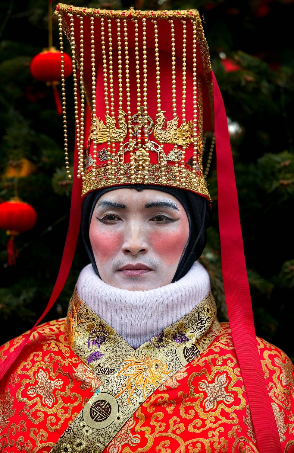 уличный мужской портрет, цвет красный/желтый, Vera Trandina