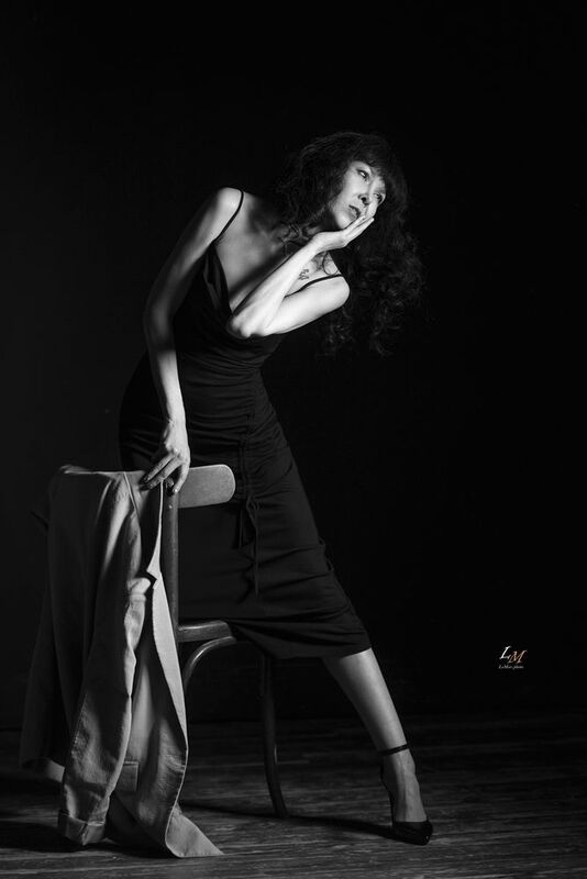 женский портрет, чёрно-белая фотография, черно белое фото, портрет девушки, художественный портрет, fine art, арт портрет, студийный портрет, драматический свет, игра света и тени, низкий ключ, контрастный свет, настроение, эмоция, эстетика, минимализм, п Слушая тишину фото превью