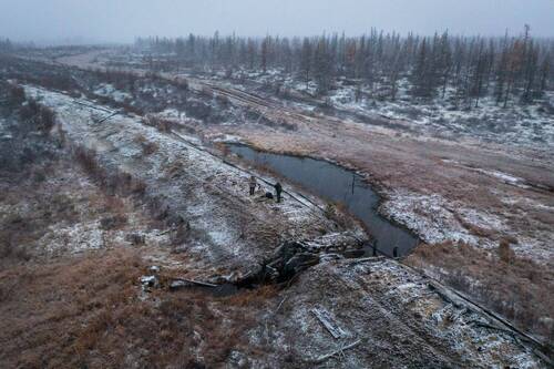 А по шпалам, по железной дороге