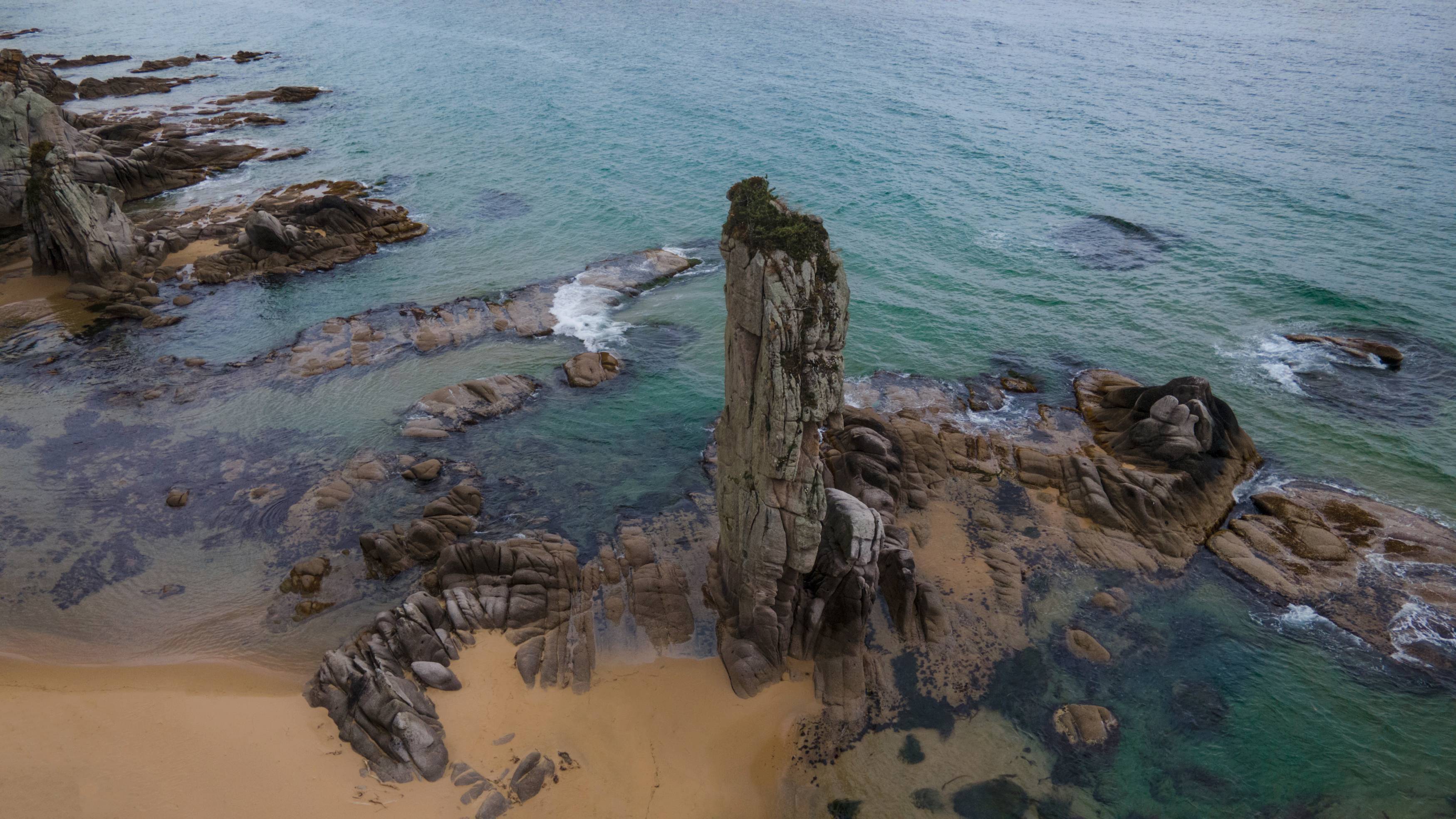 Россия, Приморский край, Лазовский заповедник, бухта Тачингоуза, кекур Самурай или Меч Самурая, Гаврилов Юрий