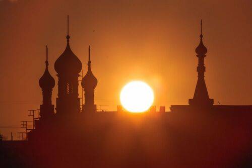 Подворье Свято-Троицкого Зеленецкого монастыря в свете закатного солнца