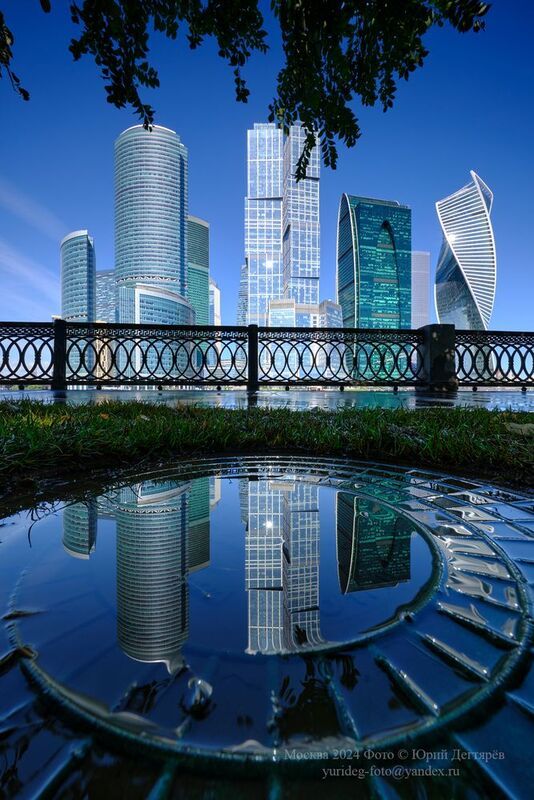 Москва, столица, город, отражение, круг, ограда, набережная Москва-Сити. фото превью