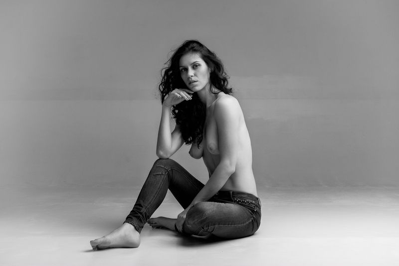 portrait, photography, black and white, studio photography, glamour, monochrome, artistic nude, fine art photography, fashion photography, jeans, denim, editorial, contemporary glamour, minimalist, clean aesthetic AK. 75 фото превью