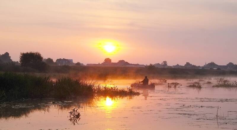 осень, озеро, рассвет, лодка, рыбак, природа На рыбалку. фото превью