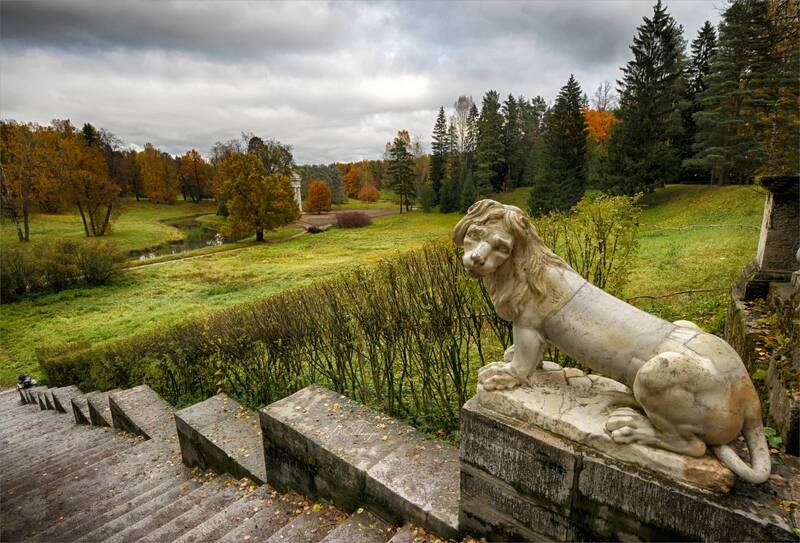 скульптура, лестница, деревья, речка Осенняя грусть фото превью