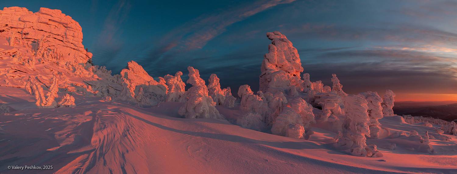 закат, закат на горе, шерегеш, скалы, верблюды, снег, иней, надувы, пихты, кедры, вечер, гора курган, горная шория, мороз, зима, сибирь, Пешков Валерий