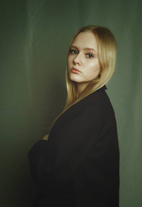 девушка, красивая, взгляд, фотография, загадочность, цвет, свет, пленка Портрет Сюзанны фото превью