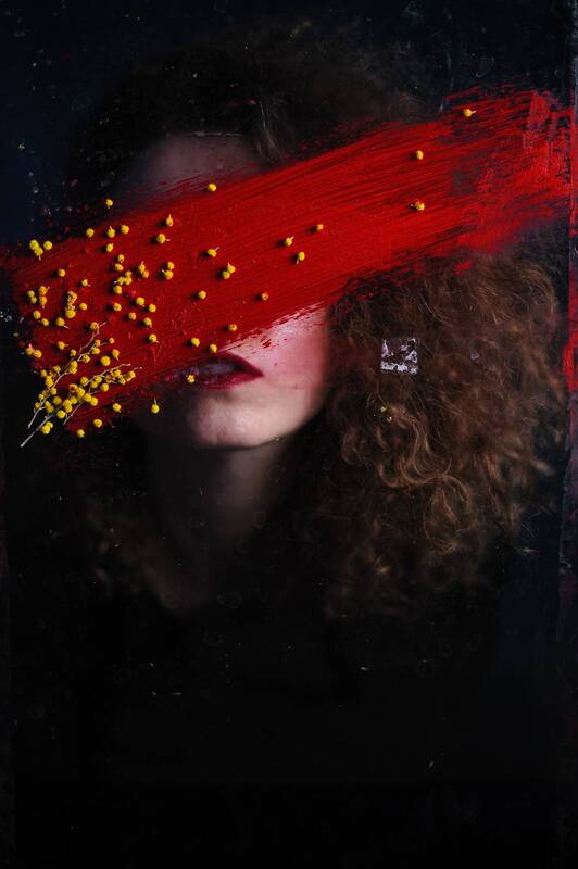 Краска и мимоза на стекле фото превью