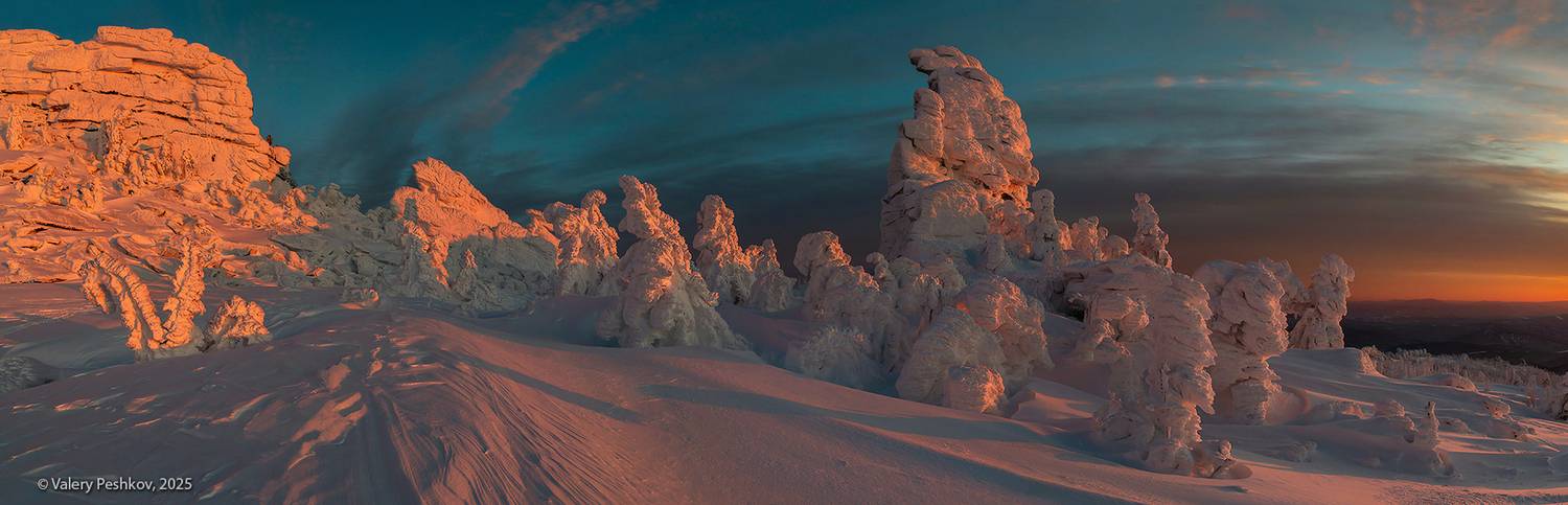 закат, закат на горе, шерегеш, скалы, верблюды, снег, иней, надувы, пихты, кедры, вечер, гора курган, горная шория, мороз, зима, сибирь, Пешков Валерий