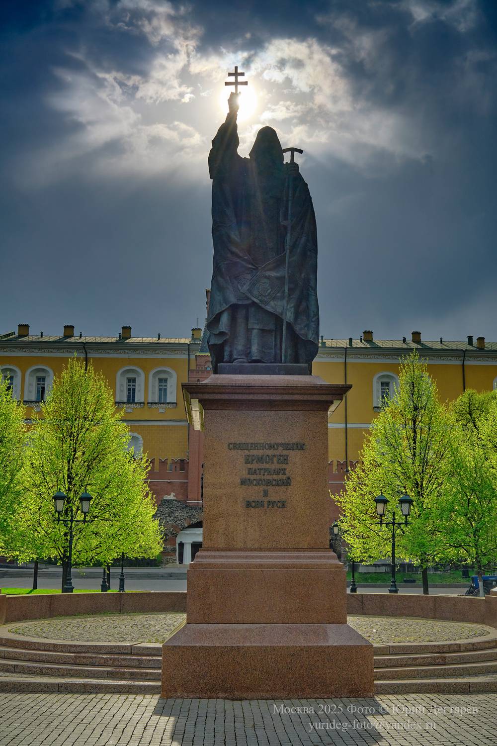 Москва, город, столица, памятник, небеса, крест, александровский, сад, весна, Ермоген, Гермоген, свет, Юрий Дегтярев