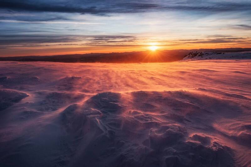 горы, зима, метель, пейзаж, снег, закат Поземка фото превью