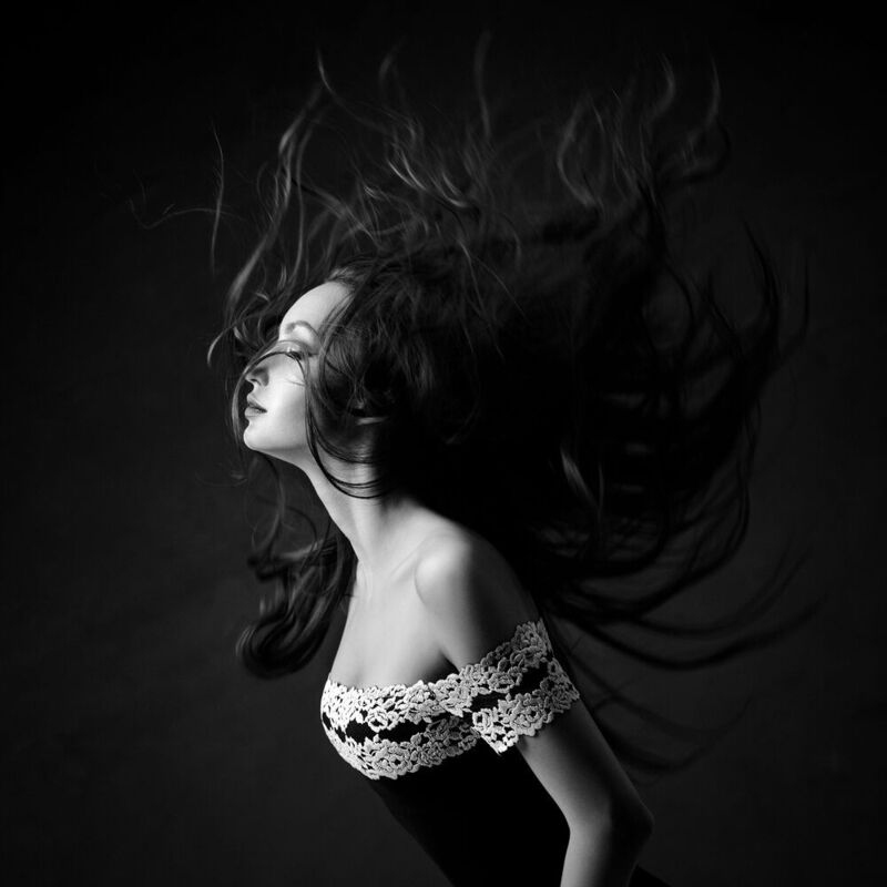 черно-белая фотография, женский портрет, портрет, fine art portrait, black and white, bw portrait, dramatic light, wind, hair movement, elegance, artistic portrait, studio portrait, moody, cinematic, female portrait, art photography, low key, авторская фо Дыхание ветра фото превью