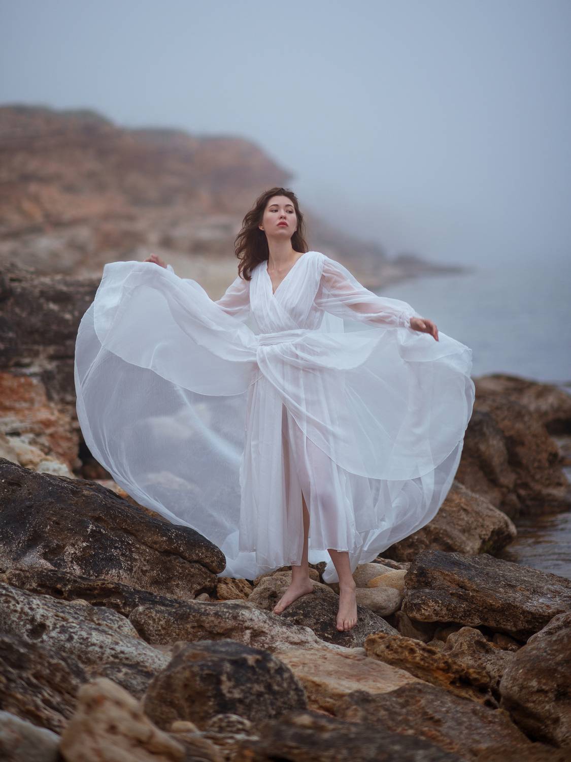 в тумане, женский портрет, у моря, туман, летящее платье, Александра Погребняк