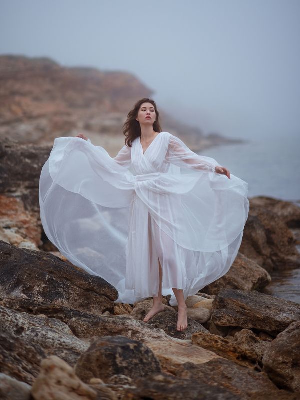 в тумане, женский портрет, у моря, туман, летящее платье Шифоновый туман фото превью